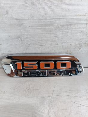 Emblemat Chromowy Maski HEMI 5.7L Lewy Dodge RAM 1500 2019-2024