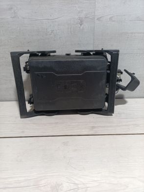 GMC SIERRA 2014-2016 5.3L 6.2L Skrzynka bezpieczników i przekaźników komory silnika