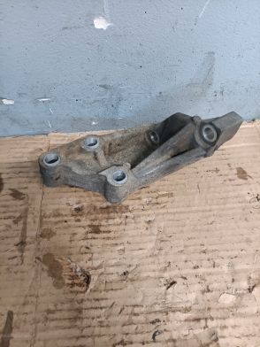 Łapa wspornik mocowanie poduszki skrzyni Ford Edge MK2 3,5 2015-2018