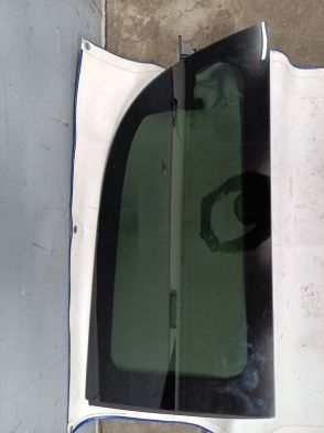 Szyba karoseryjna prawa Chrysler Town Country Dodge Caravan 2010-2018