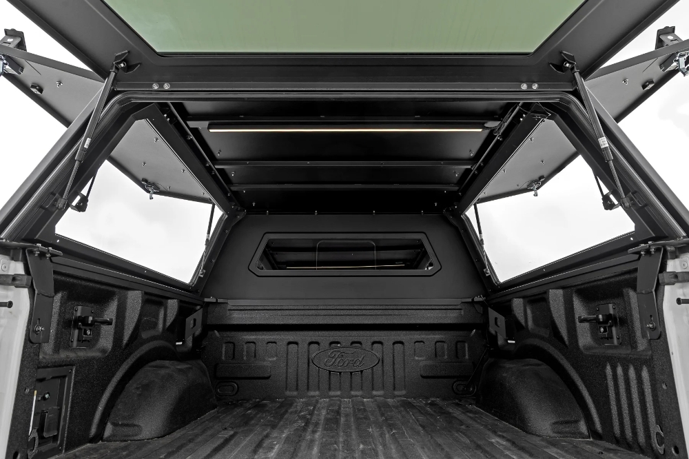 Rough Country Rough Country - Truck Bed Cap - Modular - 5'7 in. Bed - Ford F-150 2WD/4WD (2021-2025) – RCR73400 - obrazek 4